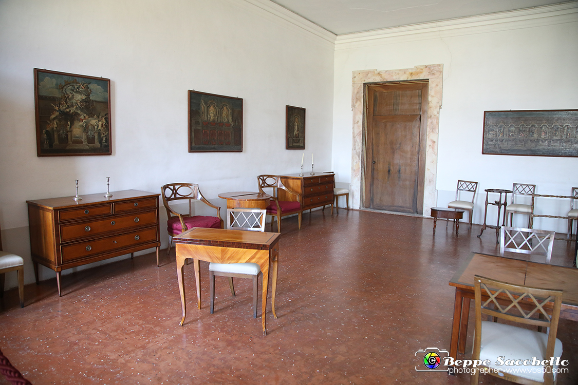 VBS_6662 - Villa Pisani - Stra (Venezia).jpg - CAMERA DEL DUCA DI MANTOVA  La stanza è stata riallestita in occasione delle celebrazioni per il 150° anniversario dell'Unità d'Italia. La disposizione degli arredi, tutti originali, ricostruisce l'aspetto del 1856, anno in cui era la camera da letto di Francesco Ferdinando Geminiano d'Asburgo-Este, duca di Modena e Reggio (1819-1875), nipote prediletto dell'imperatrice Maria Anna Carolina. 